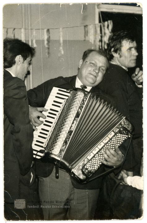 Marian Szczur z Roszkowej Woli gra podczas zabawy choinkowej w szkole Luboczy, ok. 1985