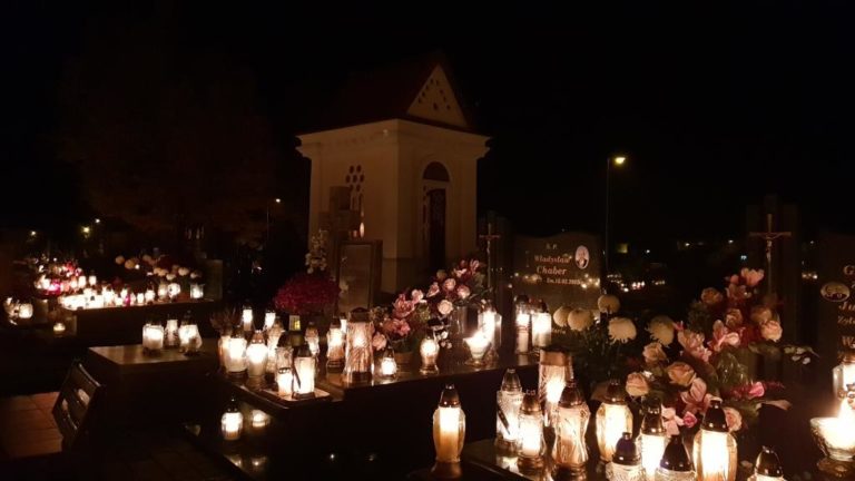 Wszystkich Świętych – Cmentarz parafialny w Rzeczycy nocą.