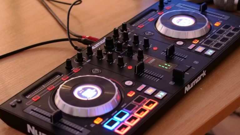 Zostań DJ-em – zaprezentuj swój mix przebojów.