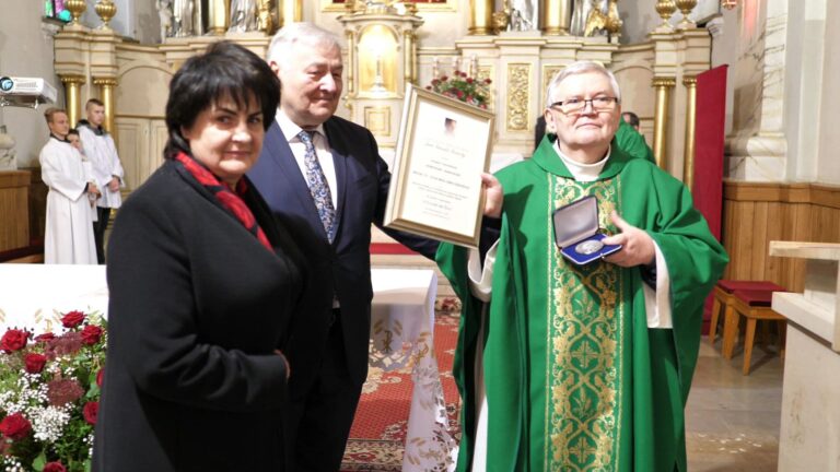 Proboszcz z Rzeczycy uhonorowany medalem 75-lecia Misji Jana Karskiego